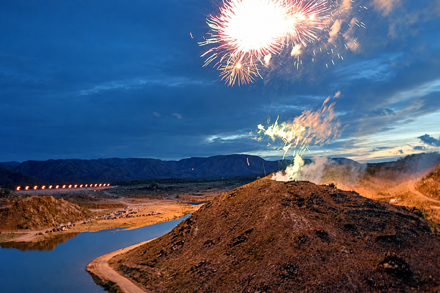 Fuegos artificiales sobre el Dique Las Palmeras durante su inauguración