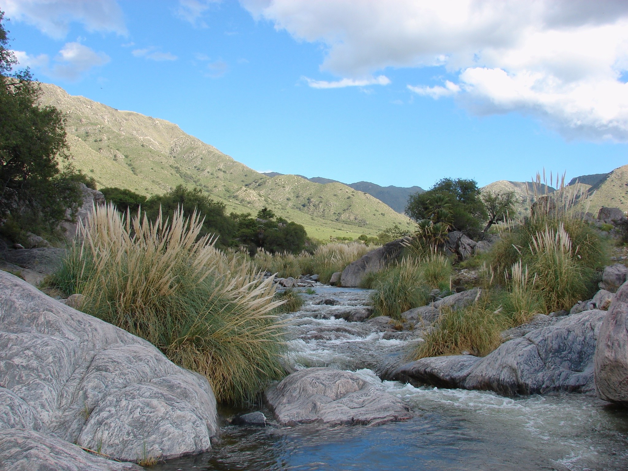 Río Socoscora y paisaje serrano