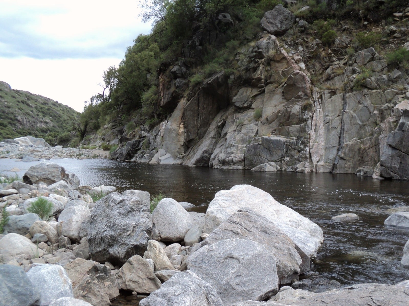 Agua y paredones de Salto Escondido